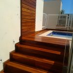 Deck com a piscina coberta - JM Escadas - Telefone: 55 11 27219360 (João) Whatsapp: 5511 98377-3148 - Email: joaofaria2017sp@gmail.com